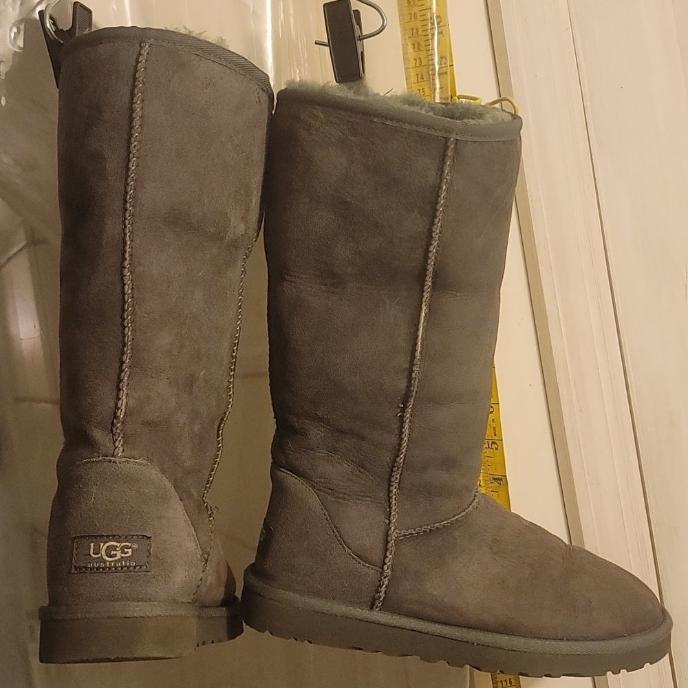 UGG Australia sz 8 🇺🇸, Gray Suede, Sheep skin. Women's CLASSIC TALL II BOOT.
